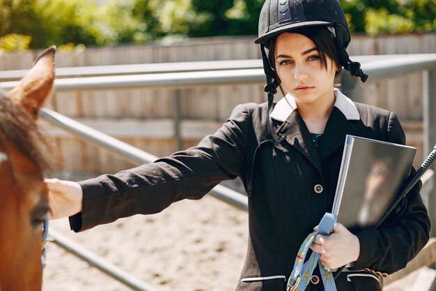 Mulher bonita em pé com um cavalo