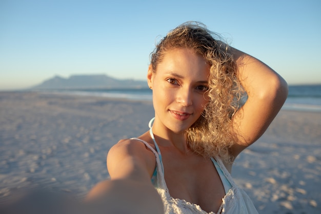 Mulher bonita em pé na praia