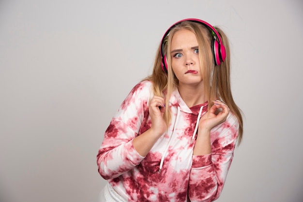 Foto grátis mulher bonita em roupa rosa, mordendo a boca.