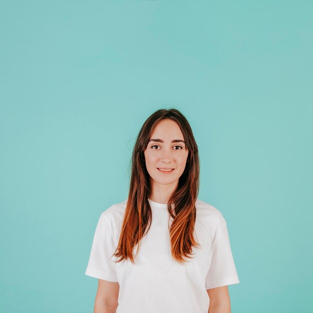 Mulher bonita em t-shirt branco