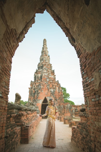 Foto grátis mulher bonita em traje tradicional tailandês antigo, retrato no antigo templo de ayutthaya