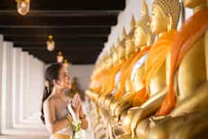 Foto grátis mulher bonita em traje tradicional tailandês antigo, retrato no antigo templo de ayutthaya