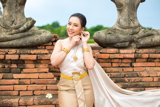 Mulher bonita em traje tradicional tailandês antigo, retrato no antigo templo de ayutthaya