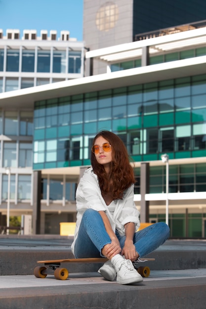 Mulher bonita em um ambiente urbano limpo