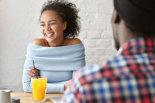 Mulher bonita em um café com namorado