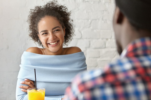 Foto grátis mulher bonita em um café com namorado