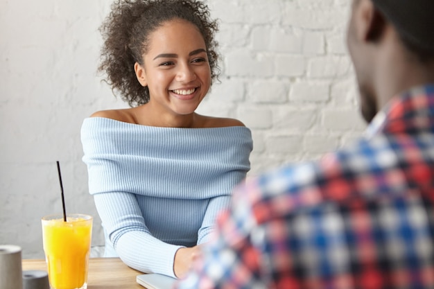 Mulher bonita em um café com namorado