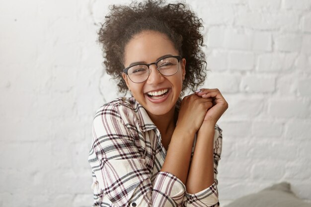 Foto grátis mulher bonita em um café