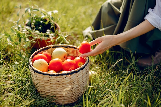 Mulher bonita em um campo de verão