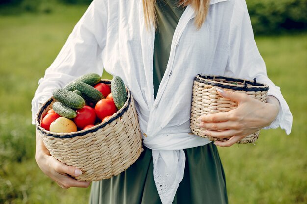 Mulher bonita em um campo de verão