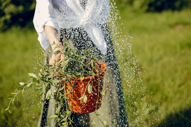 Mulher bonita em um campo de verão