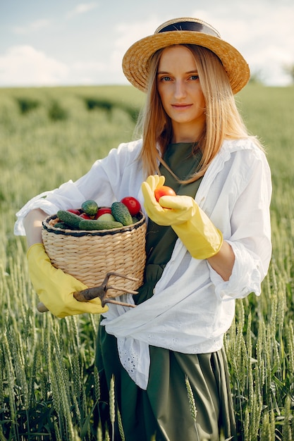 Mulher bonita em um campo de verão