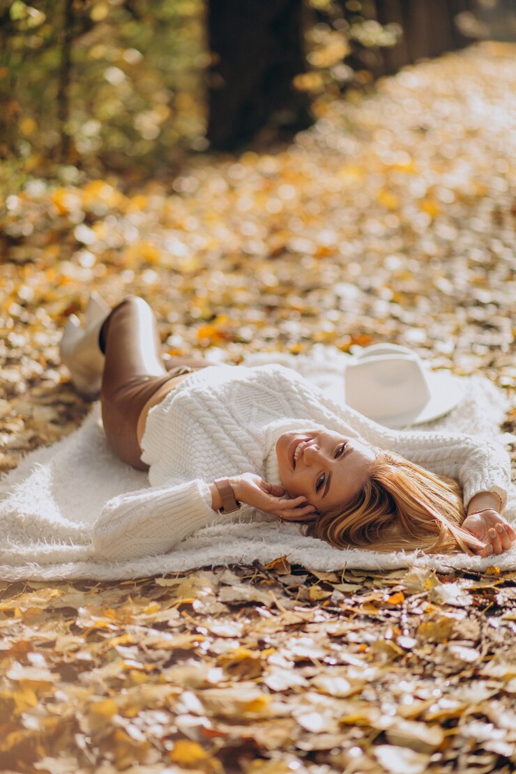 Foto grátis mulher bonita em um parque de outono