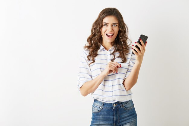 Mulher bonita falando no smartphone, sorrindo, olhando para a câmera, isolada