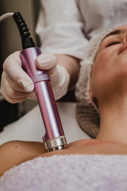 Mulher bonita fazendo um tratamento cosmético no centro de bem-estar