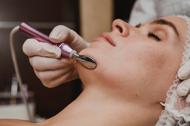 Mulher bonita fazendo um tratamento cosmético no spa