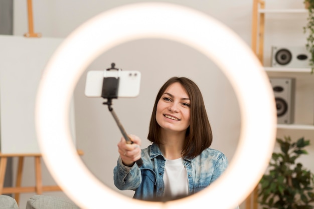 Foto grátis mulher bonita, gravando-se em casa