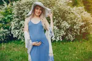 Foto grátis mulher bonita gravidez em um parque de verão