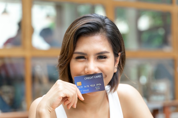 Mulher bonita jovem alegre usado cartão cradit