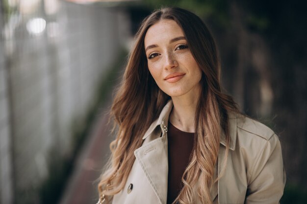 Mulher bonita jovem caminhando em um parque