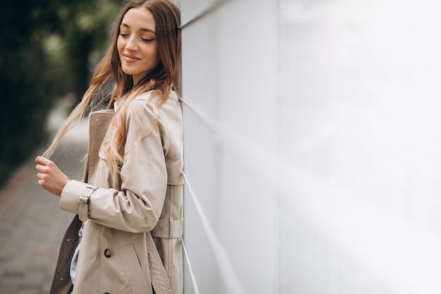 Mulher bonita jovem caminhando em um parque