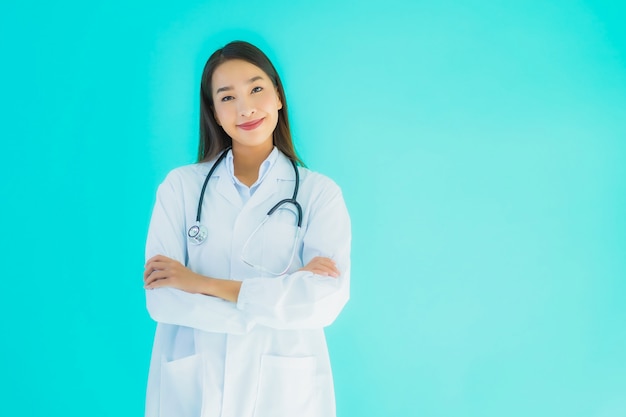 mulher bonita jovem médico asiático com estetoscópio