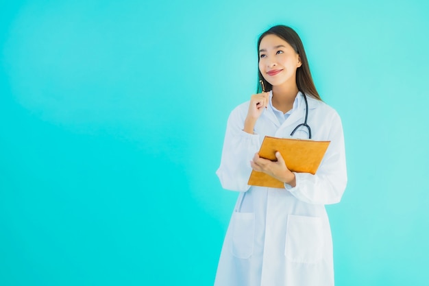 mulher bonita jovem médico asiático com placa de cartão vazia