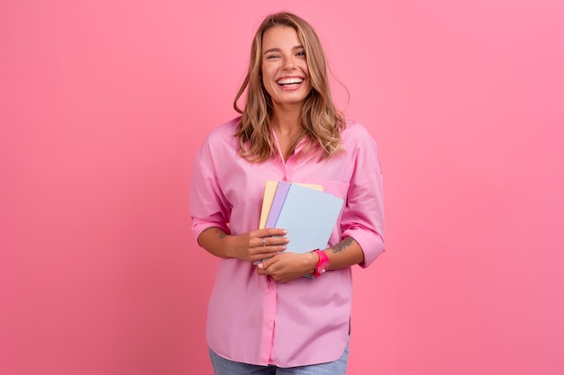 Mulher bonita loira de camisa rosa sorrindo segurando notebooks