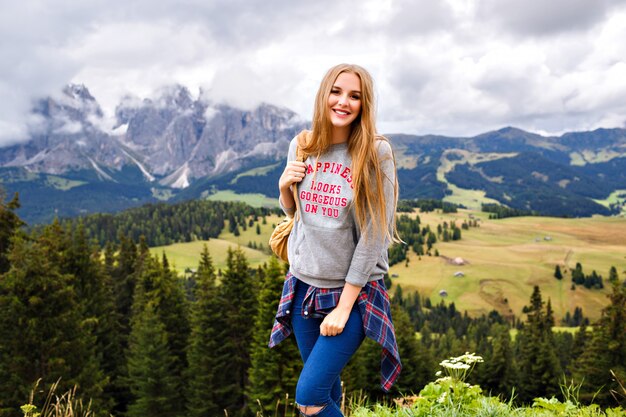 Mulher bonita loira viajante nas montanhas. Aventura, viajar sozinho