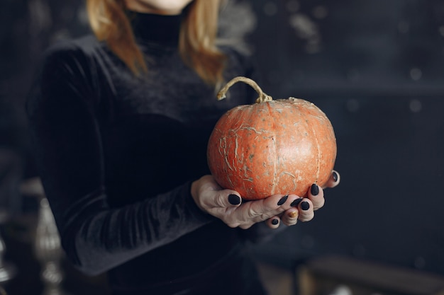 Foto grátis mulher bonita maquiagem de halloween com penteado loiro. menina modelo em traje preto. tema de halloween.