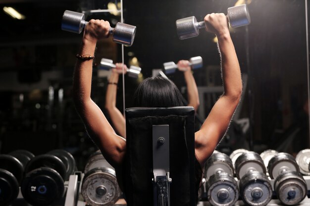 Mulher bonita muscular em uma academia