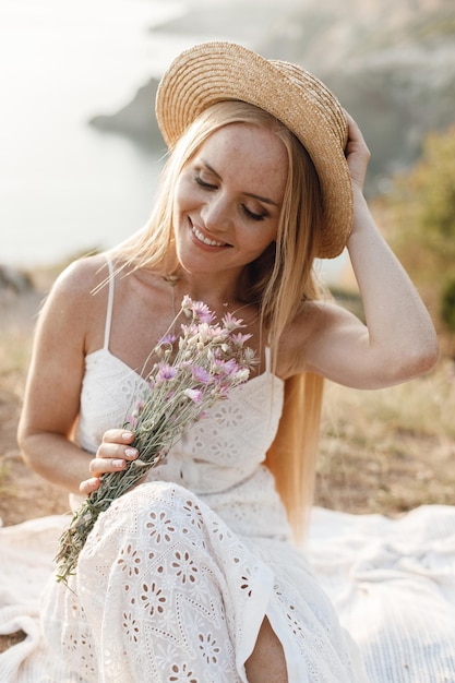 mulher bonita no piquenique ao ar livre com bela vista