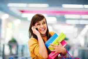 Foto grátis mulher bonita no telefone em shopping