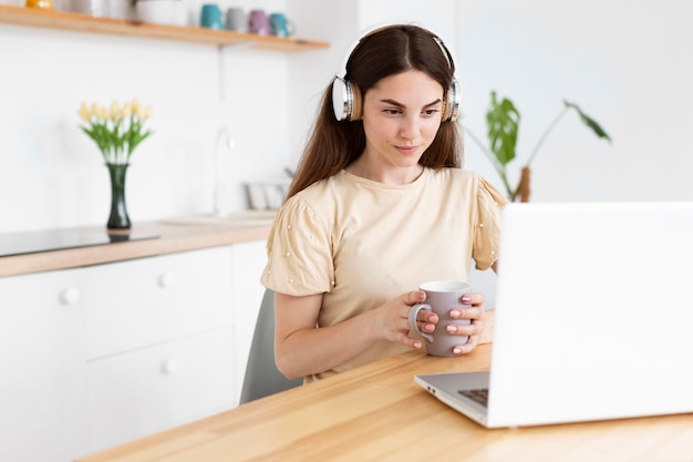 Foto grátis mulher bonita olhando para o laptop