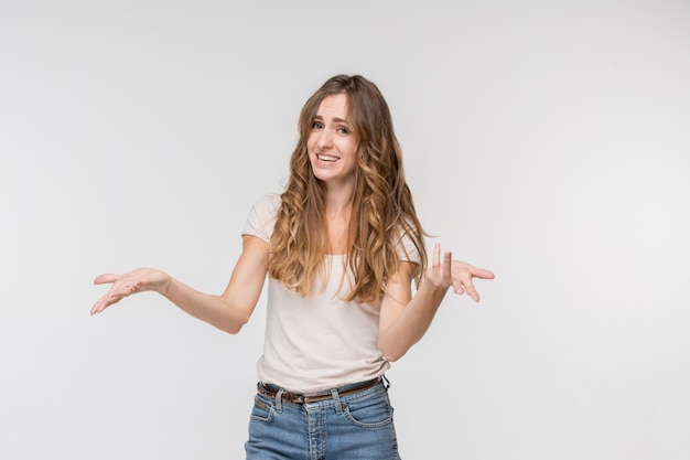 Mulher bonita olhando surpreso e confuso isolado no branco