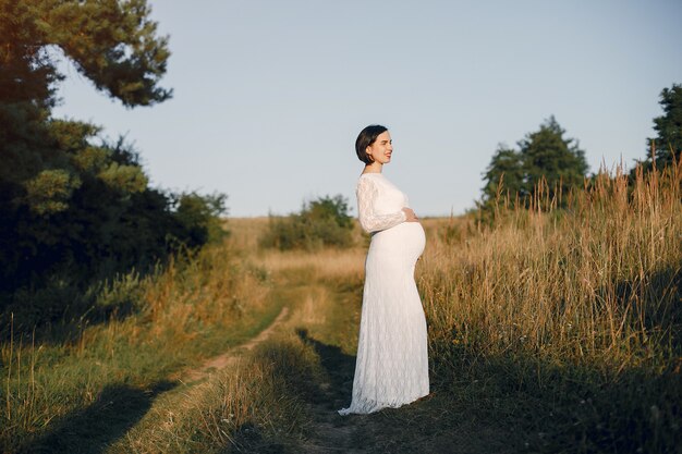 Mulher bonita, passar o tempo em um campo de verão