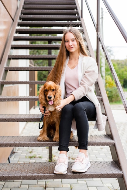 Foto grátis mulher bonita posando com seu cachorro