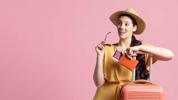 Mulher bonita, pronta para viajar com espaço de cópia