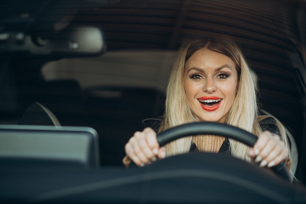 Mulher bonita sentada no carro