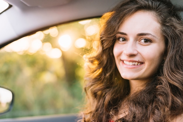 Mulher bonita sentada no carro