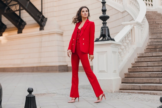 Mulher bonita sexy estilo rico de negócios em um terno vermelho andando na rua da cidade, tendência da moda primavera verão