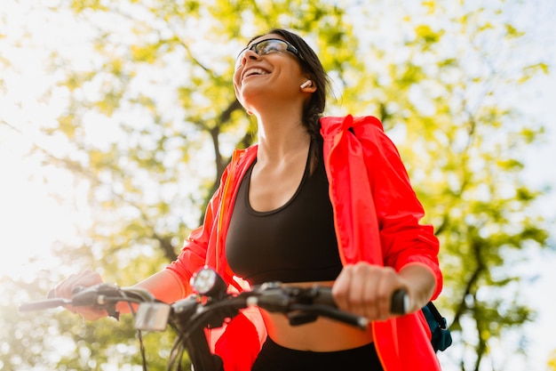 Foto grátis mulher bonita slim fit praticando esportes pela manhã no parque