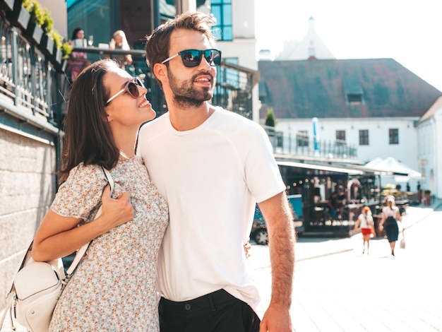 Mulher bonita sorridente e seu namorado bonito mulher em roupas casuais de verão família alegre feliz mulher se divertindo casal posando no fundo da rua