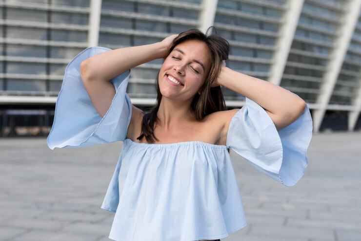 Foto grátis mulher bonita sorridente posando do lado de fora