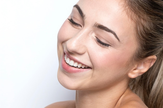 Foto grátis mulher bonita sorrindo em close-up