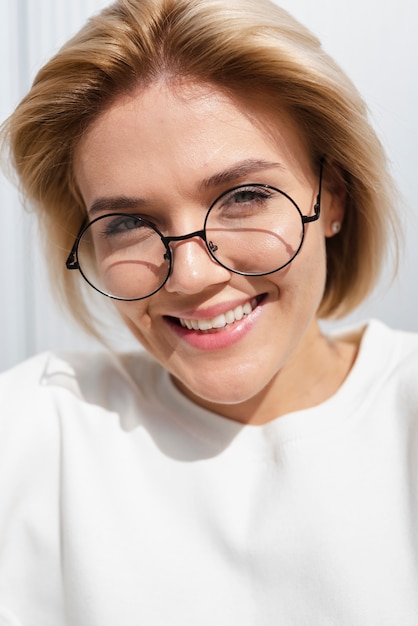 Mulher bonita sorrindo para a câmera