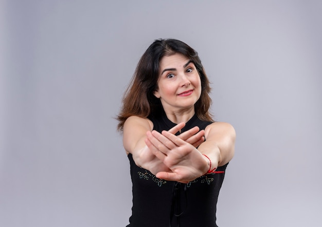 Mulher bonita usando blusa preta sem nenhum sinal com as mãos