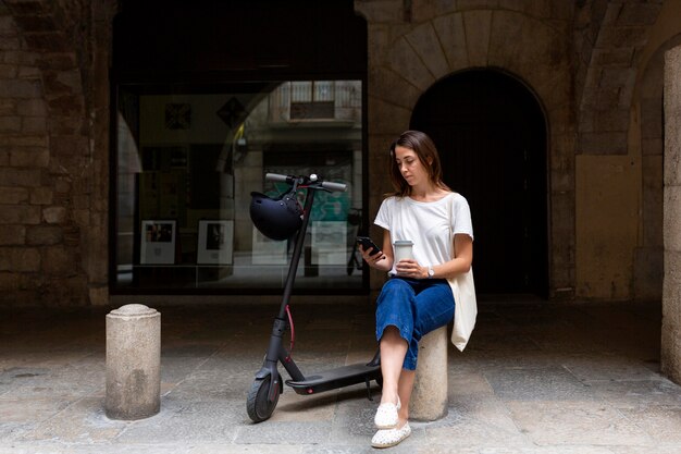 Mulher bonita usando uma scooter ecológica