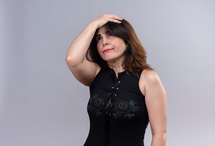 Foto grátis mulher bonita vestindo blusa preta confusa sobre fundo cinza