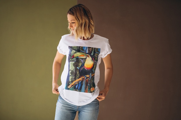 Mulher bonita vestindo camiseta